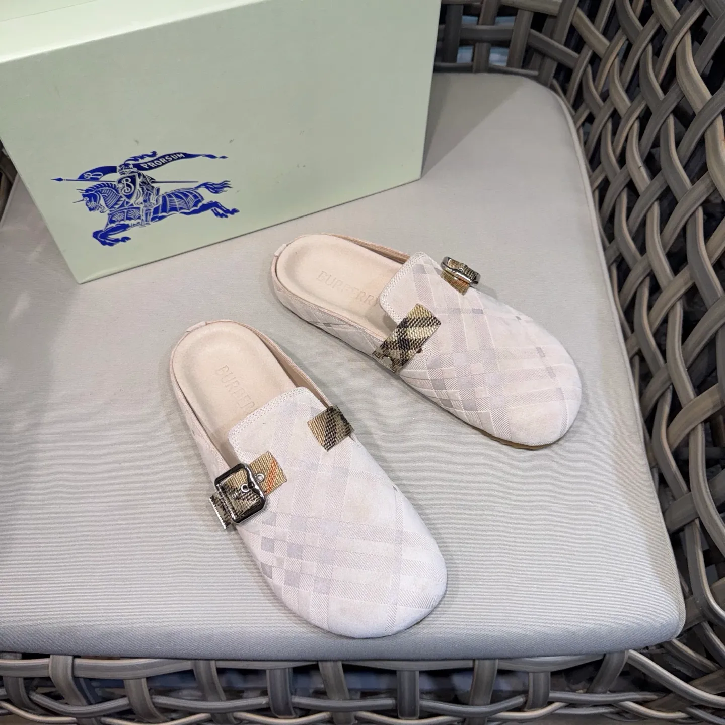 Men's Men's Shoes 💰360 [New Style] 🐝🐝Burberry New Burberry - Men's Checked Leather Urchin Half-Flop Sandal Made of soft suede cowhide and calfskin, these half-flop sandals feature an adjustable B-shaped buckle strap and are decorated with the signature sand-colored Burberry check in jacquard worsted. The upper wraps around the midsole and is paired with a sole made of the same upper material with an embossed logo on the heel and a wavy rubber outsole embellished with the Burberry lettering. Fashionable and casual! Comes with full set of original packaging dust bag! Code number: 39-40-41-42-43-44 standard code (38/45 can be customized and returns and exchanges are not supported)